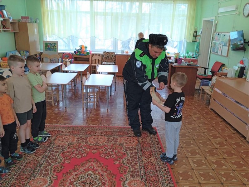 В Ступино полицейские провели знания ПДД у дошкольников