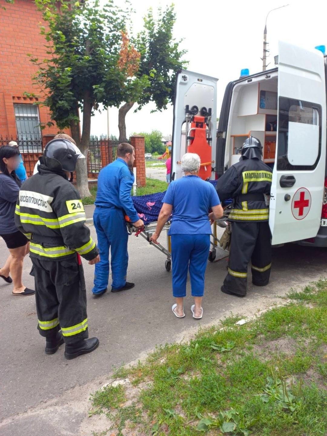 🤝 Не оставили в беде!

🚑 Вчера работники #Мособлпожспас дважды за сутки оказали помощь медикам в транспортировке людей, нуждающихся в госпитализации