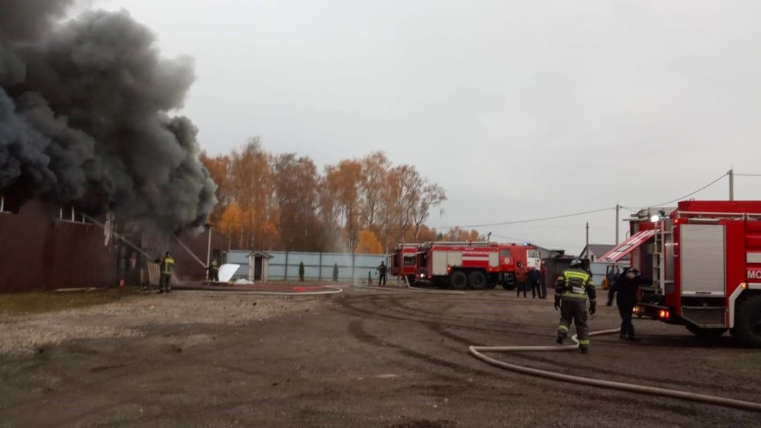 🔥 Пожар на складе ликвидировали огнеборцы #Мособлпожспас n n🚨 Вчера работники ПСЧ-269, ПСЧ-281, ПСЧ-334, ОП ПСЧ-269 и ОП ПСЧ-281 потушили возгорание в складском помещении в селе Ивановское округа Ступино