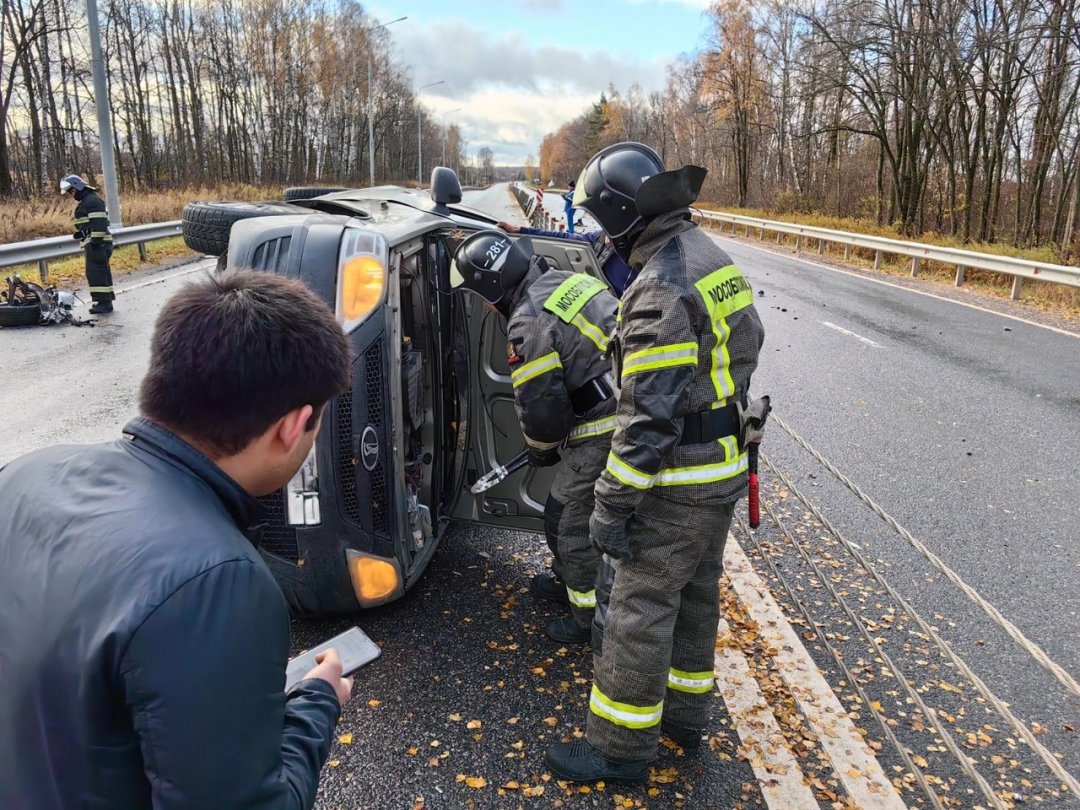 🚙 Водителю, пострадавшему в ДТП с участием трех легковушек, оказали помощь специалисты #Мособлпожспас 
 
🚨 Сегодня работники 281-й пожарно-спасательной части выезжали на ликвидацию последствий дорожно-транспортного происшествия в округе Ступино