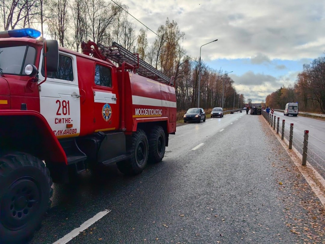 🚙 Водителю, пострадавшему в ДТП с участием трех легковушек, оказали помощь специалисты #Мособлпожспас n n🚨 Сегодня работники 281-й пожарно-спасательной части выезжали на ликвидацию последствий дорожно-транспортного происшествия в округе Ступино