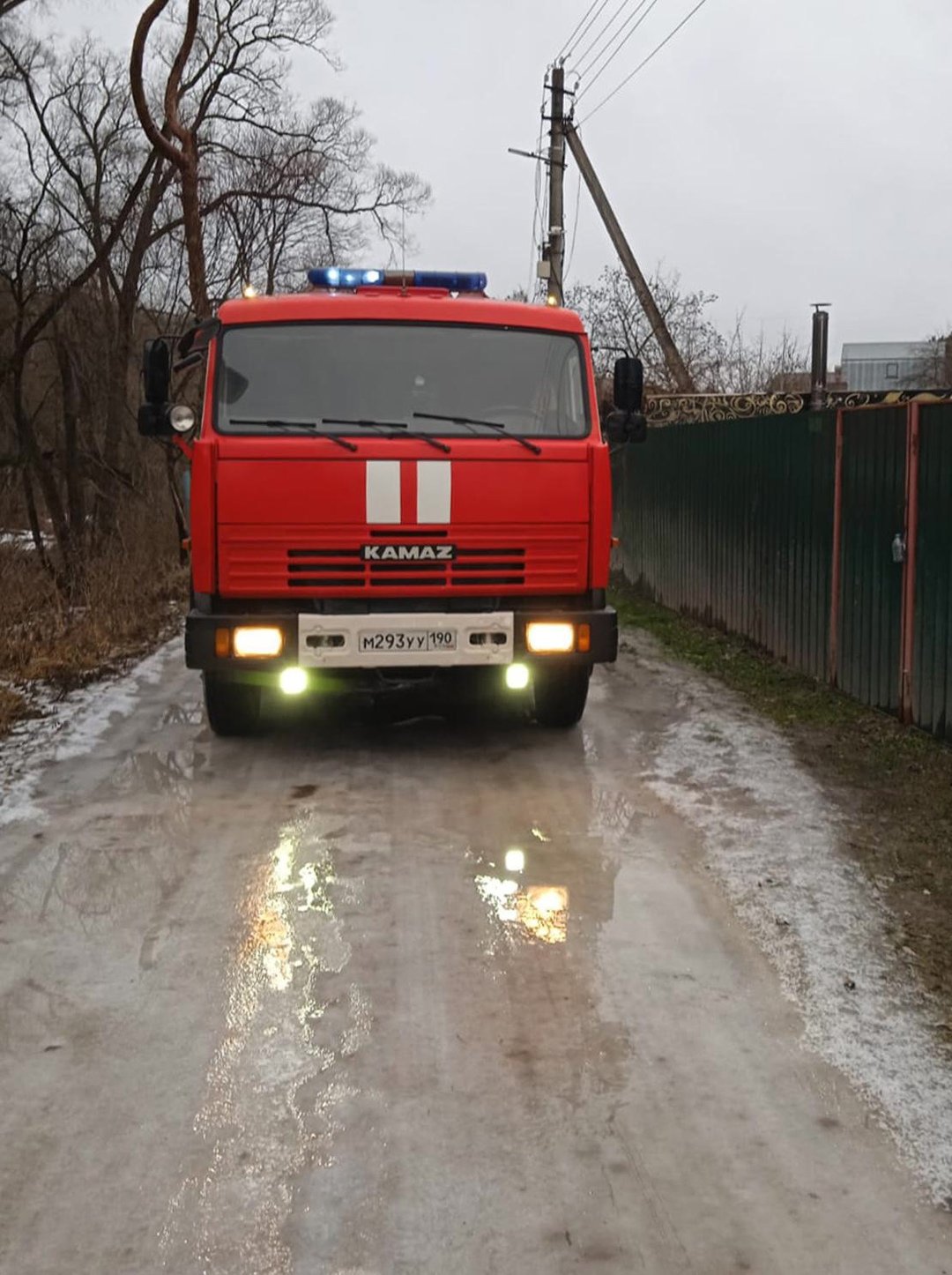 🚒 В субботу огнеборцы 280-й и 334-й пожарно-спасательных частей #Мособлпожспас совместно с сотрудниками федерального ведомства ликвидировали пожар на территории СНТ «Химик» Ступинского округа