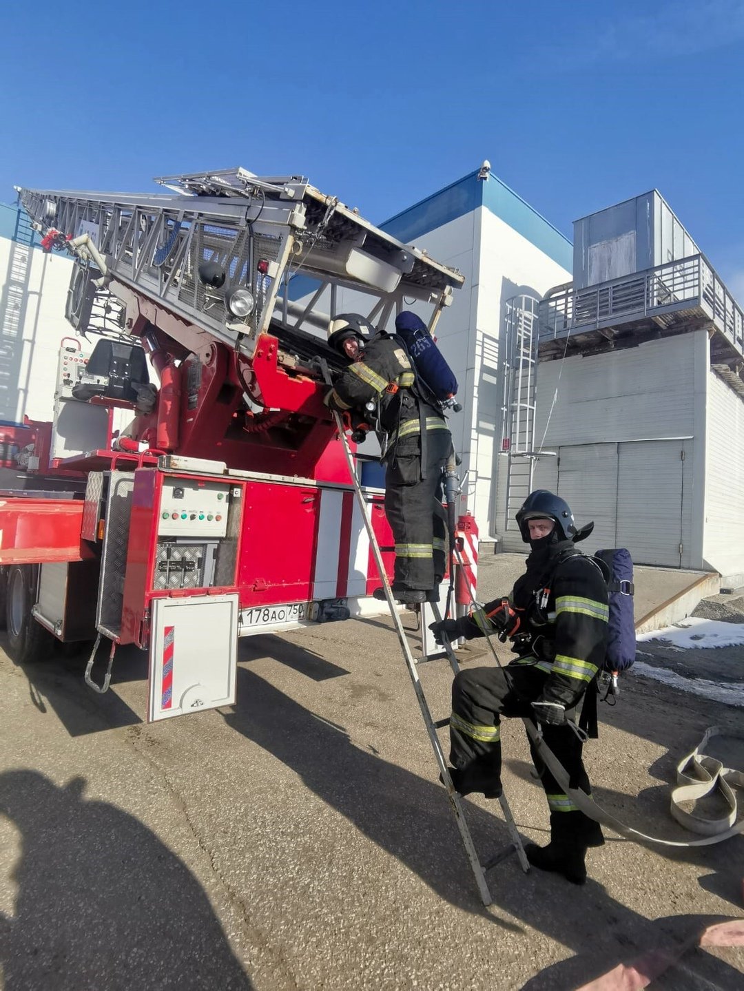 🚒 Огнеборцы провели пожарно-тактические учения в округе Ступино n n⚠ Вчера работники #Мособлпожспас совместно с сотрудниками федеральной противопожарной службы отработали действия по тушению условного пожара на предприятии по производству пищевой плёнки и упаковки